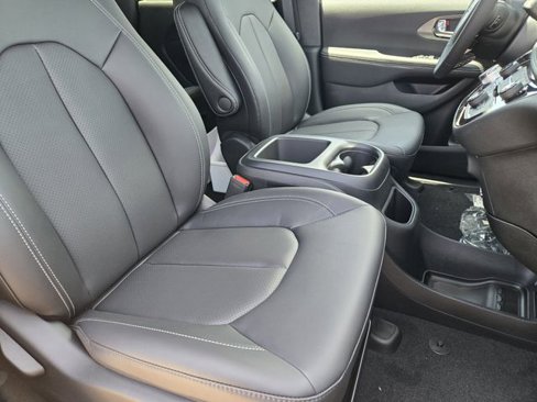 New 2025 Chrysler Pacifica Select image 10