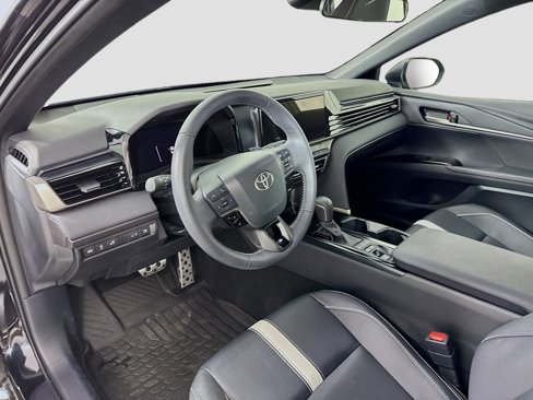Used 2025 Toyota Camry SE image 9
