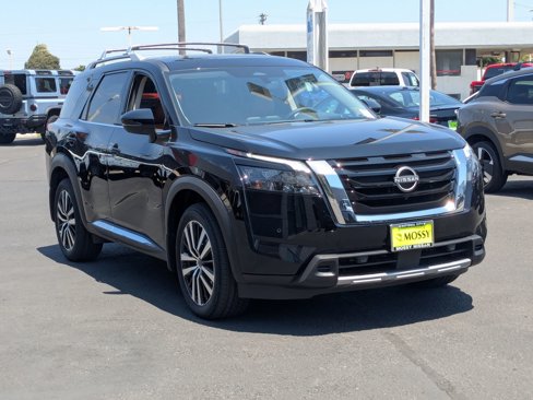 New 2025 Nissan Pathfinder Platinum image 3