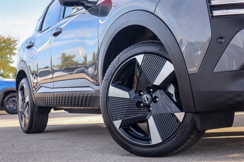 New 2026 Nissan Kicks SR image 2