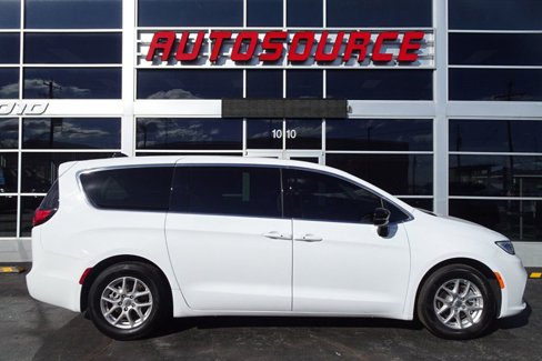 Used 2024 Chrysler Pacifica Touring-L image 1