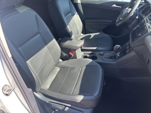 Used 2021 Volkswagen Tiguan SE w/ Panoramic Sunroof Package image 11