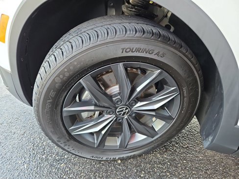 Used 2024 Volkswagen Tiguan SE image 34