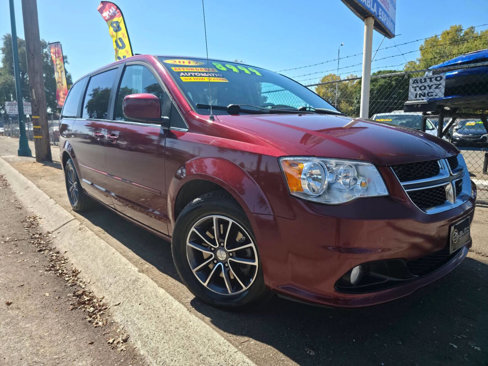 Used 2017 Dodge Grand Caravan SXT image 1