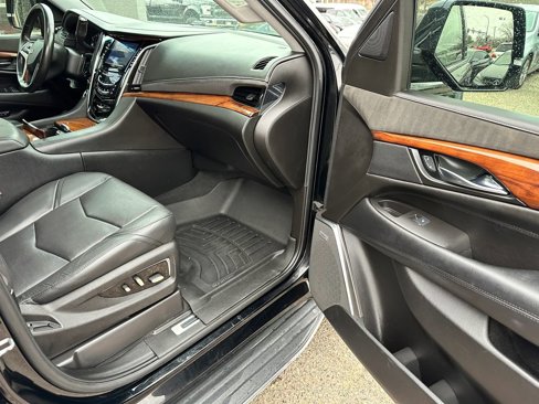 Used 2016 Cadillac Escalade Luxury image 18