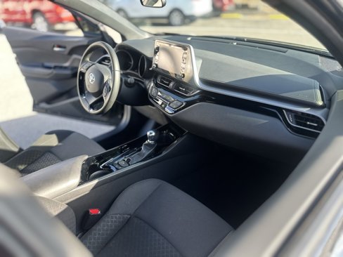 Used 2022 Toyota C-HR XLE image 22