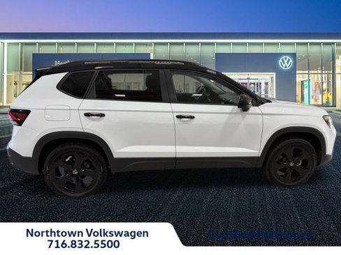Certified 2025 Volkswagen Taos SE image 2