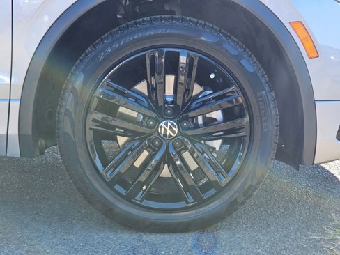 Used 2022 Volkswagen Tiguan SE R-Line image 11