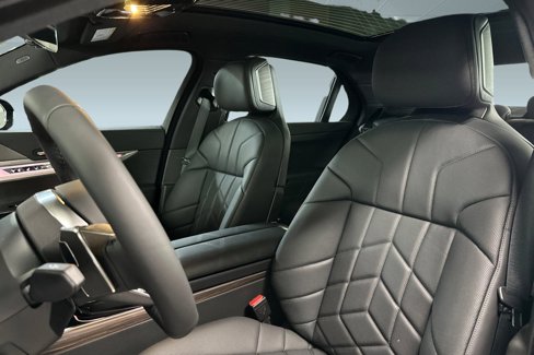New 2026 BMW 750e xDrive image 19
