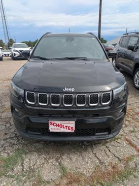 Used 2023 Jeep Compass Latitude image 3