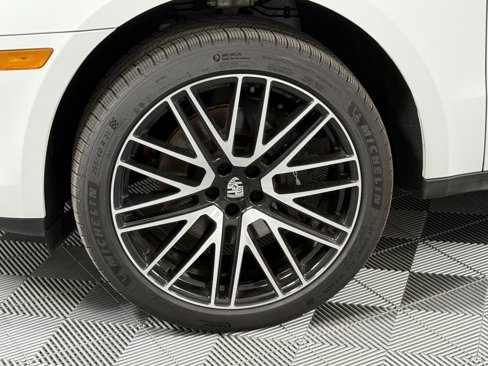 Certified 2025 Porsche Macan image 12