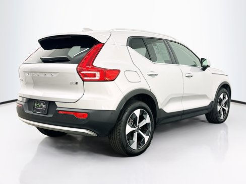 Used 2025 Volvo XC40 B5 Plus image 9
