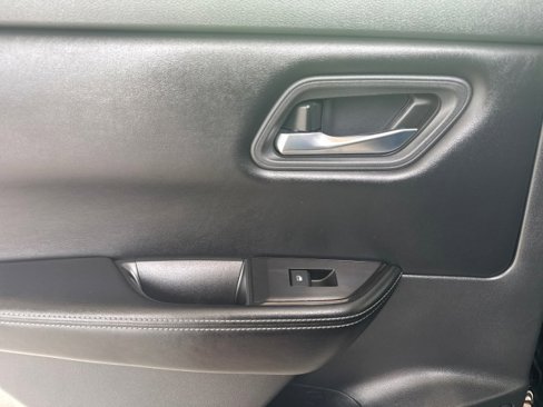 Used 2024 Nissan Rogue SV image 6