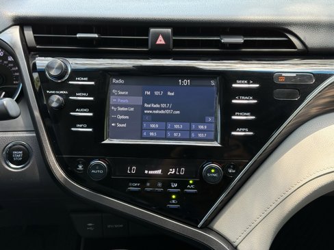 Used 2018 Toyota Camry XLE image 12