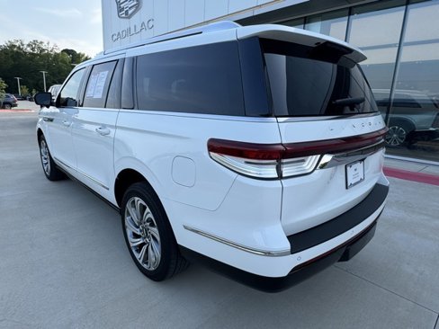 Used 2023 Lincoln Navigator L Reserve image 3