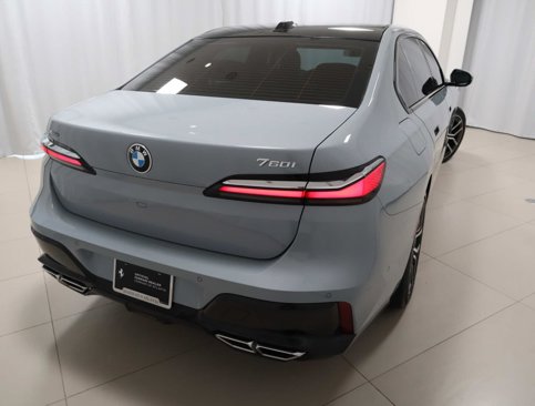 Used 2023 BMW 760i xDrive w/ Parking Assistance Package image 5
