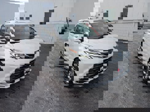 Certified 2023 Toyota Sienna Platinum image 1