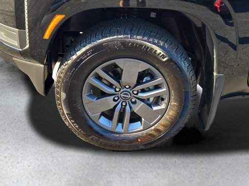 Used 2025 Nissan Frontier SV image 2