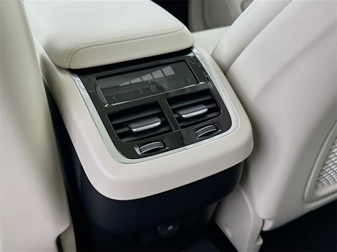 New 2026 Volvo XC60 B5 Ultra w/ Protection Package image 27