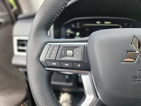 New 2025 Mitsubishi Outlander SE image 24
