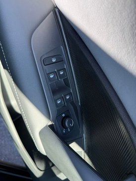 Certified 2025 Volkswagen Tiguan SE image 10