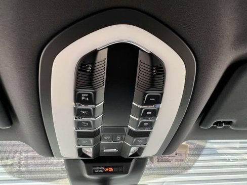 Certified 2022 Porsche Macan image 28