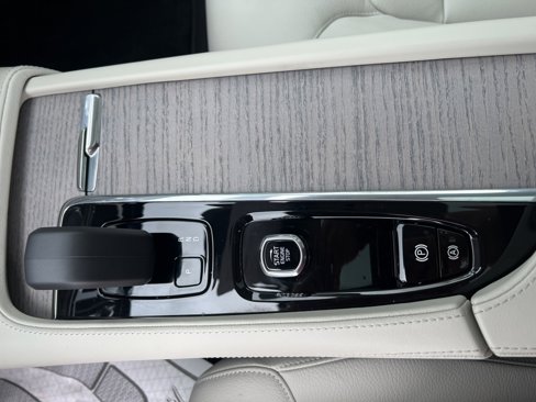Certified 2025 Volvo S90 B6 Plus image 25