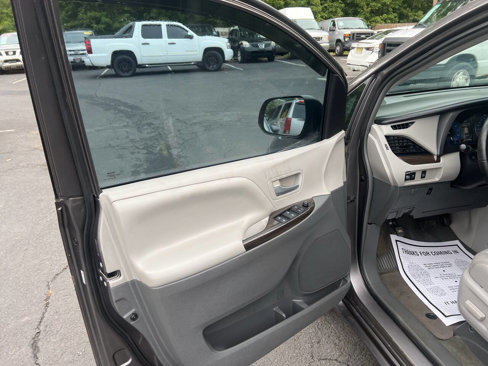 Used 2015 Toyota Sienna XLE Premium image 10