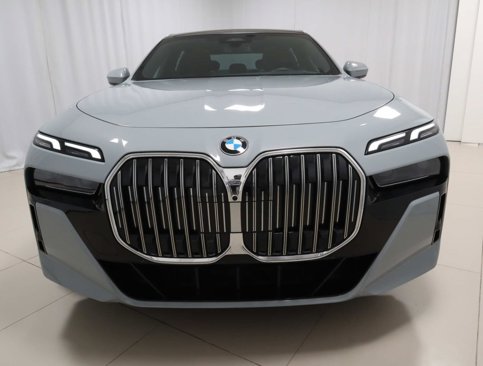 Used 2023 BMW 760i xDrive w/ Parking Assistance Package image 8