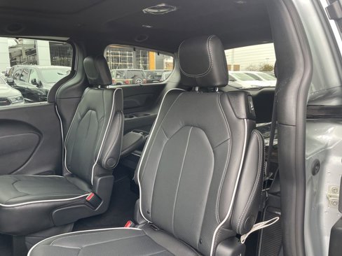 New 2026 Chrysler Pacifica Limited w/ Uconnect Theater Family Group image 29