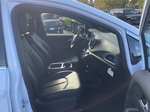 New 2026 Chrysler Voyager LX image 28
