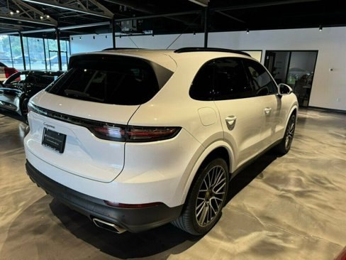 Used 2022 Porsche Cayenne w/ Premium Package image 5