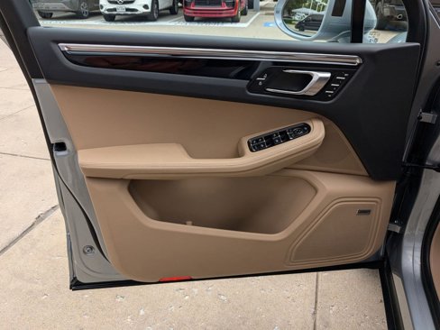 Certified 2025 Porsche Macan image 13