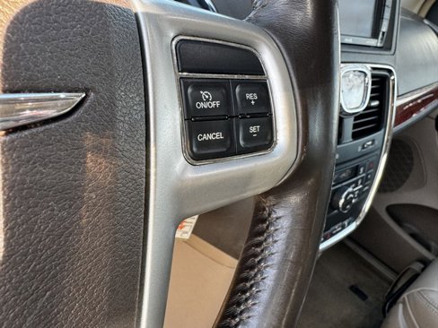 Used 2015 Chrysler Town & Country Touring image 20