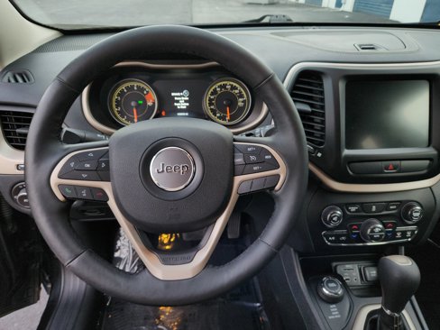 Used 2016 Jeep Cherokee Limited image 7