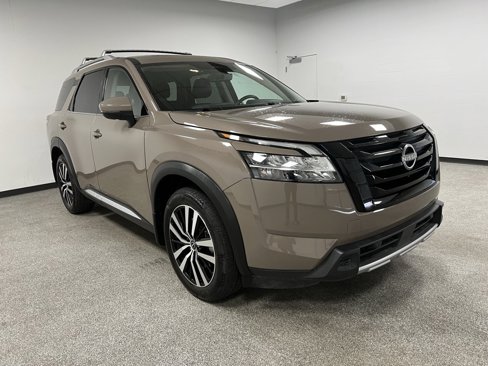 Used 2024 Nissan Pathfinder Platinum image 2