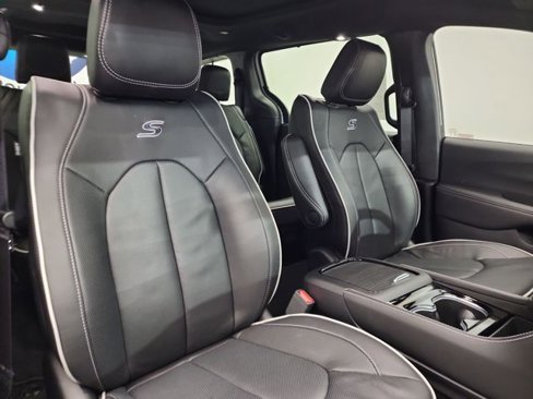 Used 2025 Chrysler Pacifica Limited image 35