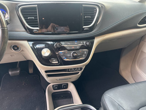 Used 2021 Chrysler Pacifica Touring-L image 12
