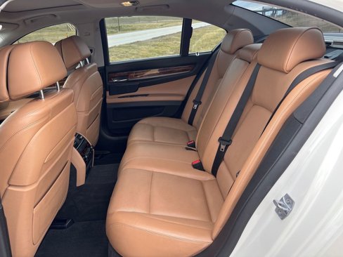 Used 2014 BMW 750i xDrive image 17