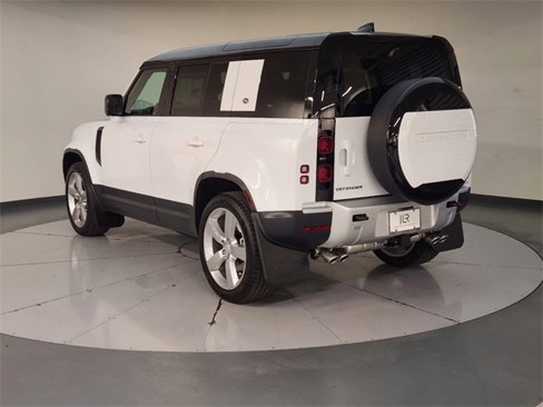 New 2024 Land Rover Defender 110 SE image 6