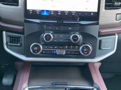 Used 2024 Ford Expedition Limited image 17