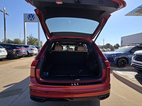 Used 2024 Volkswagen Tiguan SE R-Line image 18