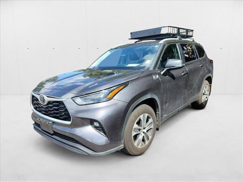 Used 2025 Toyota Highlander XLE image 2