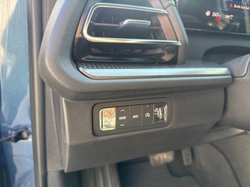 Used 2025 Chevrolet Traverse LT image 32