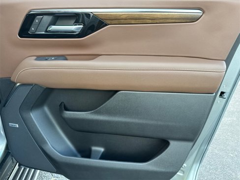 New 2026 Chevrolet Suburban High Country image 17