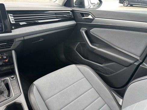 Used 2025 Volkswagen Jetta SE image 34