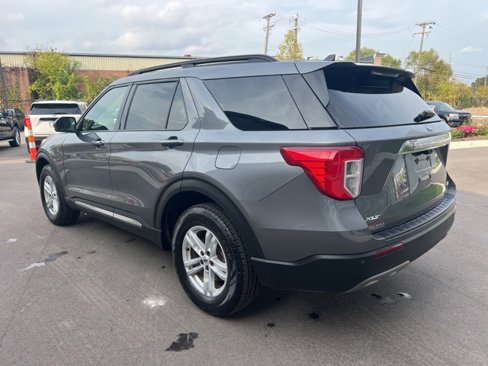 Used 2022 Ford Explorer XLT w/ Equipment Group 202A image 7