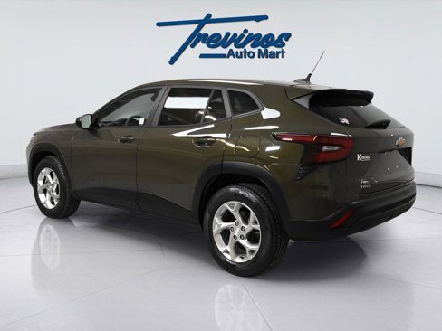 Used 2024 Chevrolet Trax LS w/ LS Convenience Package image 9