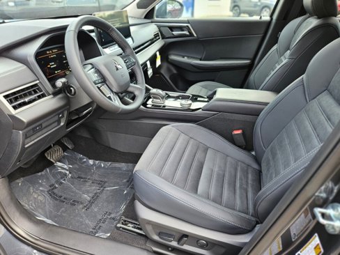 New 2025 Mitsubishi Outlander SE image 17
