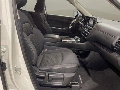 Used 2025 Nissan Pathfinder SV image 12